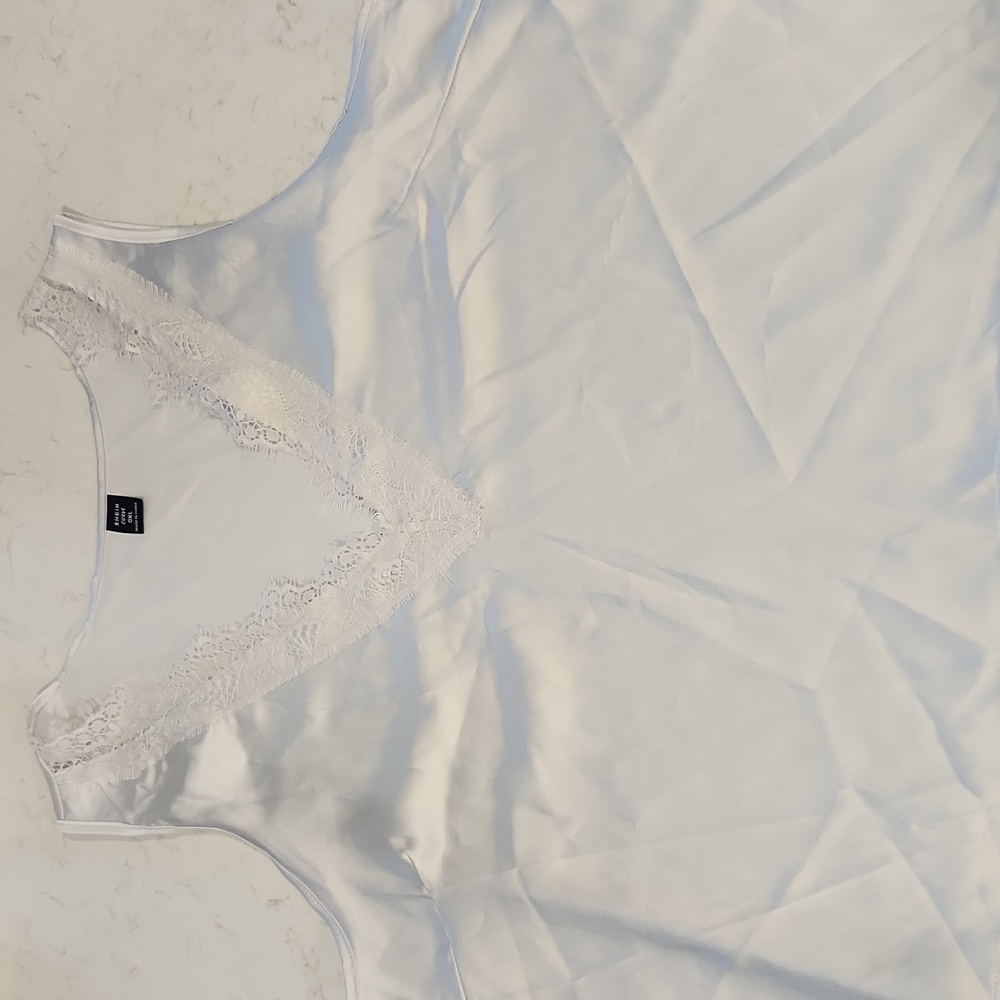 SHEIN White Lace V-Neck Sleeveless Top